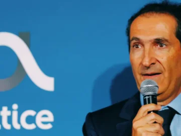 Logo SFR devant une boutique en France.