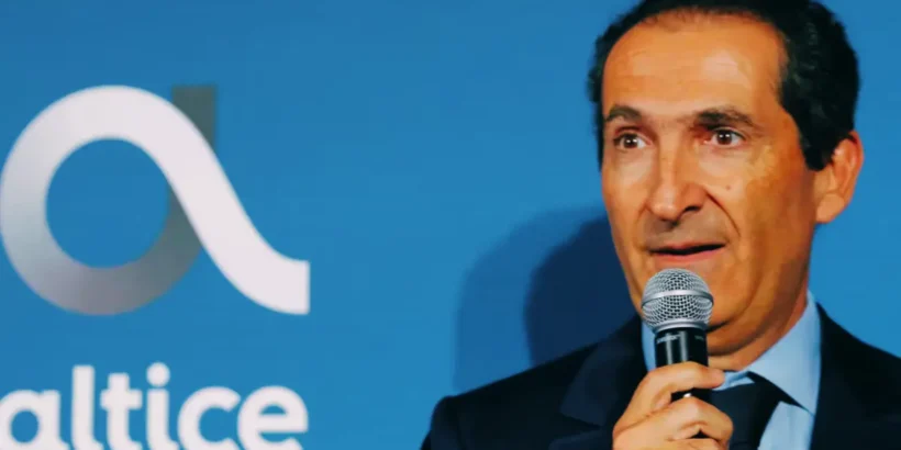 Logo SFR devant une boutique en France.