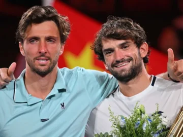 Valentin Vacherot en plein match contre Thomas Faurel lors du premier tour de Roland-Garros sur terre battue