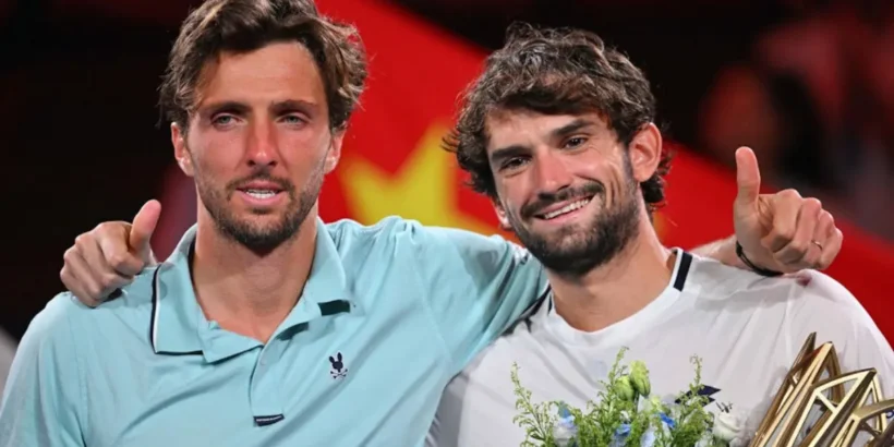 Valentin Vacherot en plein match contre Thomas Faurel lors du premier tour de Roland-Garros sur terre battue