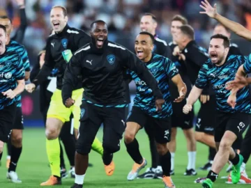 Tom Hiddleston et légendes du football anglais posant ensemble pour Soccer Aid 2026