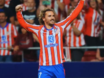 Antoine Griezmann salue les supporters de l’Atlético