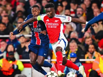 Joueurs d’Arsenal et du PSG avant la finale de Ligue des champions à Budapest.