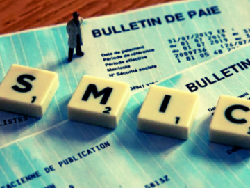 Un salarié regarde sa fiche de paie après l’augmentation du SMIC net en 2026.