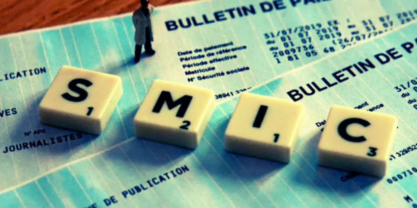 Un salarié regarde sa fiche de paie après l’augmentation du SMIC net en 2026.