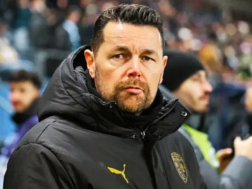 Pierre Sage sur le banc du RC Lens pendant un match de Ligue 1