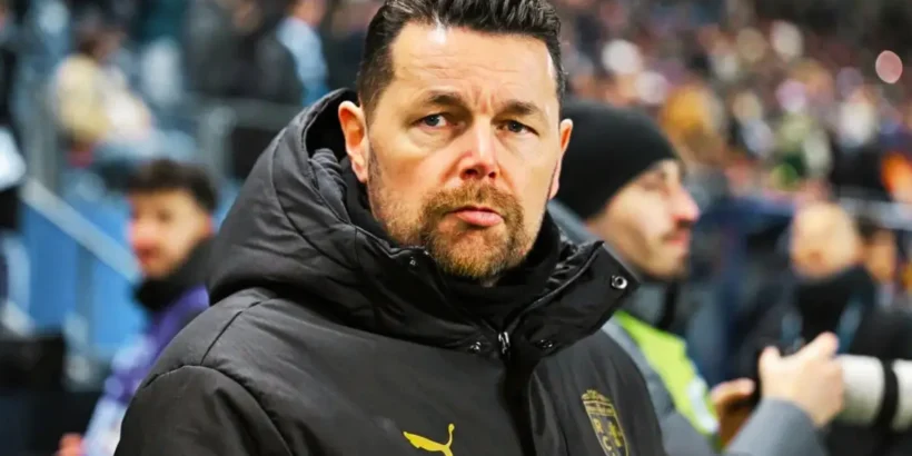 Pierre Sage sur le banc du RC Lens pendant un match de Ligue 1