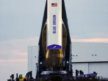 Explosion de la fusée New Glenn de Blue Origin à Cap Canaveral lors d’un test moteur nocturne.