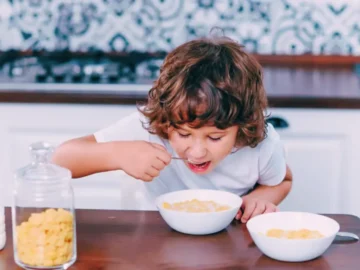 Enfant prenant un petit-déjeuner face aux inquiétudes sur le cadmium.
