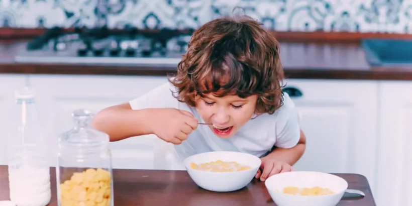 Enfant prenant un petit-déjeuner face aux inquiétudes sur le cadmium.