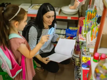 Parents inquiets face au coût de la rentrée scolaire 2026.