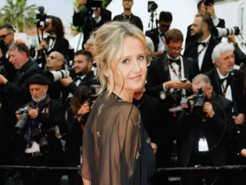 Caroline Roux accompagnée de Rosalie et Marceau lors d’une soirée officielle à l’Élysée
