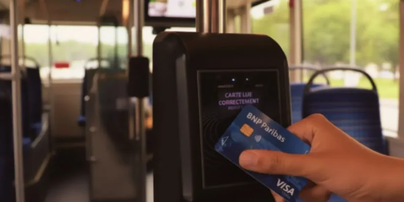 Voyageur utilisant une carte bancaire dans un bus parisien