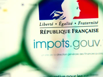 Un Français remplit sa déclaration d’impôts 2026 avec inquiétude.