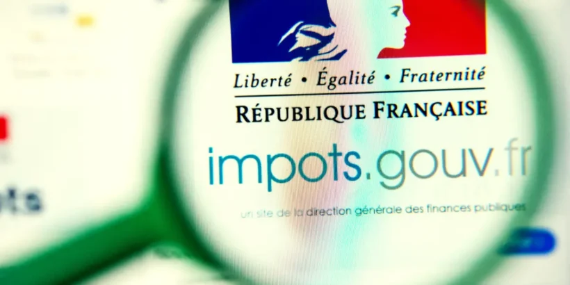 Un Français remplit sa déclaration d’impôts 2026 avec inquiétude.