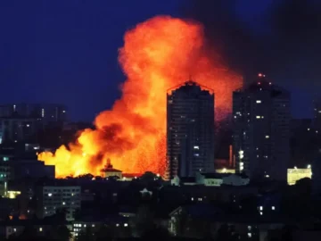 Incendie dans une usine gazière russe après une attaque de drone.