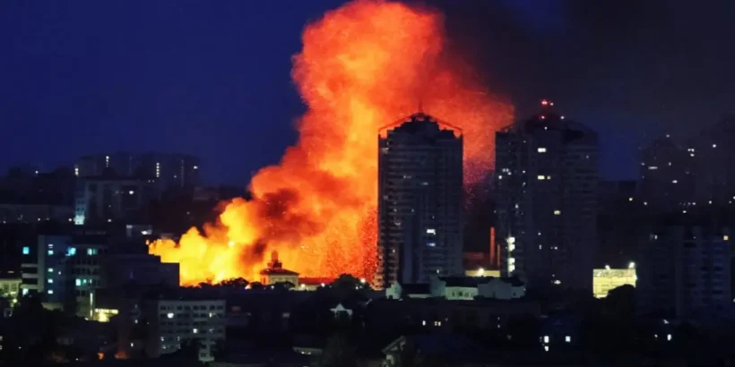 Incendie dans une usine gazière russe après une attaque de drone.