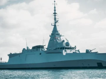 Frégate FDI française en mer après le choix stratégique de la Suède.