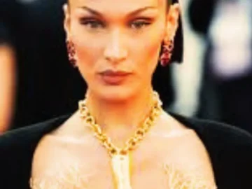 Bella Hadid à Cannes pour la montée des marches de Garance.