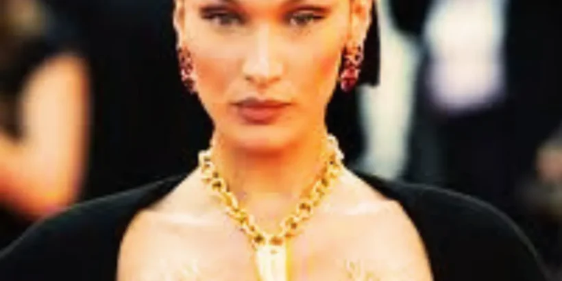 Bella Hadid à Cannes pour la montée des marches de Garance.