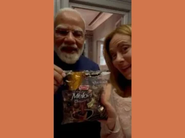 Giorgia Meloni rit après le cadeau offert par Narendra Modi.