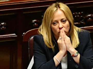 Giorgia Meloni face aux tensions internes sur le réarmement européen à Rome.