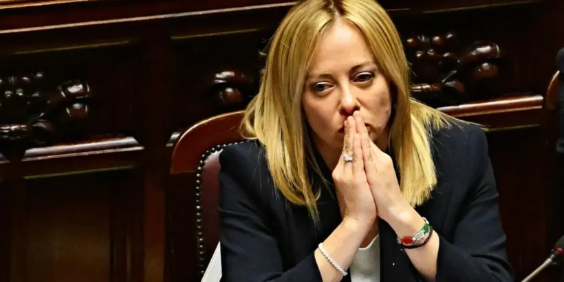 Giorgia Meloni face aux tensions internes sur le réarmement européen à Rome.