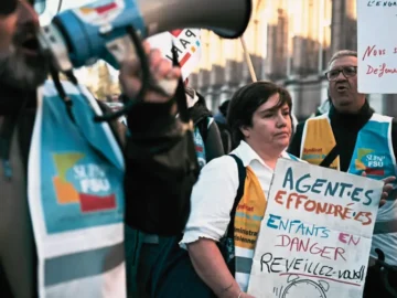 Grève des animateurs périscolaires devant la Dasco à Paris.