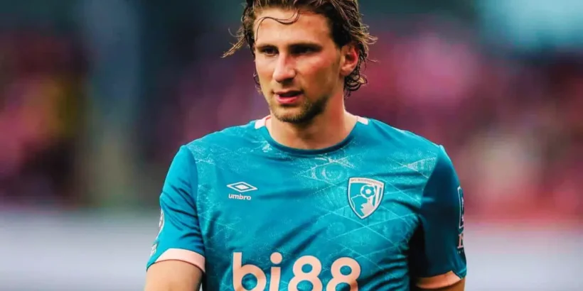 Illya Zabarnyi sous les couleurs de Bournemouth suivi par le PSG durant le mercato hivernal