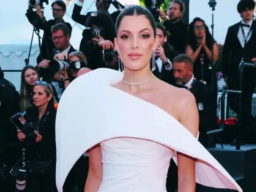 iris Mittenaere en robe blanche fendue à Cannes 2026
