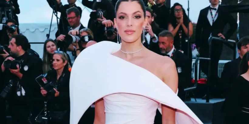 iris Mittenaere en robe blanche fendue à Cannes 2026