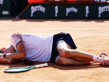 Jakub Menšík au sol après son combat sous la chaleur de Roland-Garros.