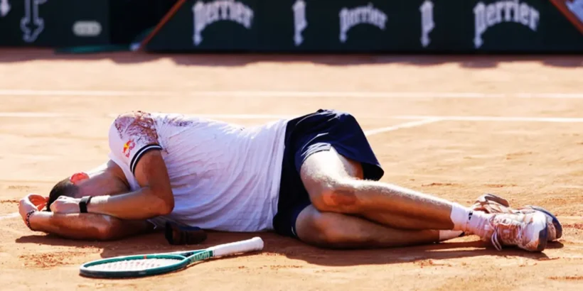 Jakub Menšík au sol après son combat sous la chaleur de Roland-Garros.
