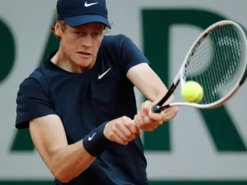 Jannik Sinner concentré sur le court de Roland-Garros avant un match important à Paris.