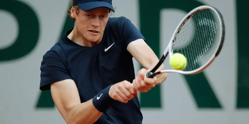 Jannik Sinner concentré sur le court de Roland-Garros avant un match important à Paris.