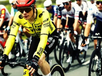 Jonas Vingegaard pendant le Giro 2026 après l’abandon de Wilco Kelderman.