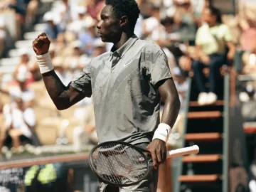 Scène de tension entre Moïse Kouamé et l’arbitre Vallejo sur le Court 7 de Roland-Garros.