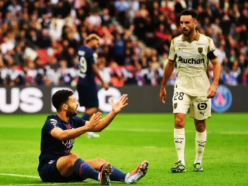 Supporters du RC Lens protestant contre le report du match face au PSG à Bollaert