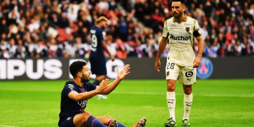 Supporters du RC Lens protestant contre le report du match face au PSG à Bollaert