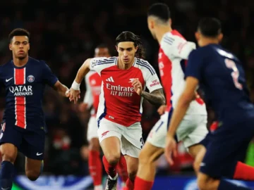 Les joueurs d’Arsenal célèbrent ensemble alors que le club affiche une nouvelle ambition européenne sous le regard attentif du PSG.