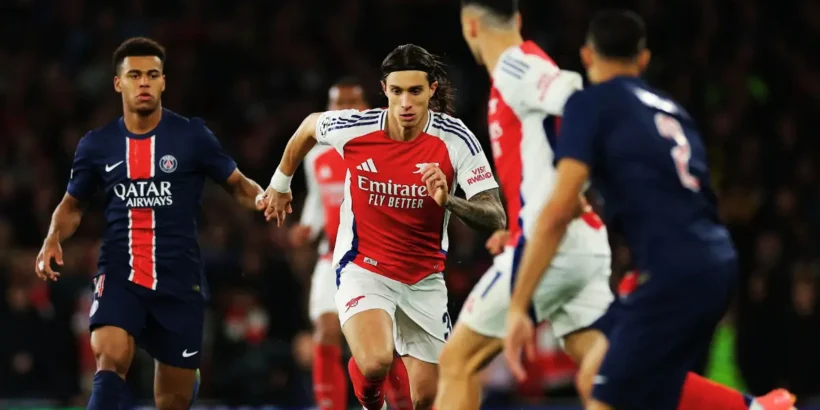 Les joueurs d’Arsenal célèbrent ensemble alors que le club affiche une nouvelle ambition européenne sous le regard attentif du PSG.