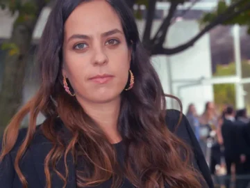 Anouchka Delon au regard sérieux lors d’une apparition publique.