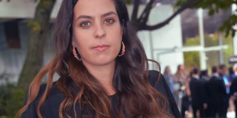 Anouchka Delon au regard sérieux lors d’une apparition publique.