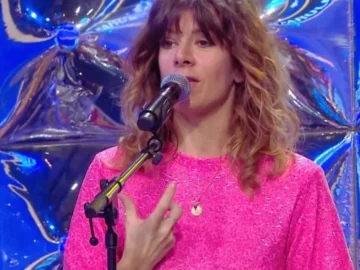 Magali Ripoll émue pendant une émission de télévision française