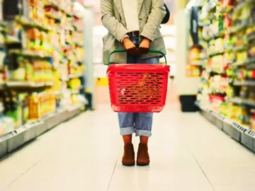 Clients devant un supermarché ouvert le lundi de Pentecôte 2026 en France