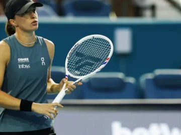 Magda Linette face à Iga Świątek dans un duel tendu à Roland-Garros