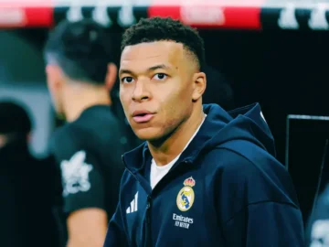 Kylian Mbappé sous pression avec le Real Madrid pendant un match au Santiago Bernabéu