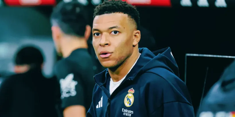 Kylian Mbappé sous pression avec le Real Madrid pendant un match au Santiago Bernabéu