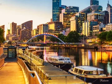 Skyline moderne de Melbourne au coucher du soleil.