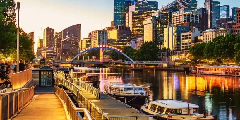 Skyline moderne de Melbourne au coucher du soleil.